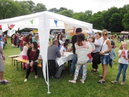 Stand NeLe, alle warten auf das Schminken bei Karin und Diana