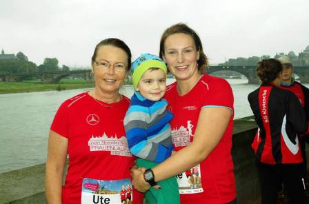 Ute mit Tochter und Enkel vor dem Start in Dresden 