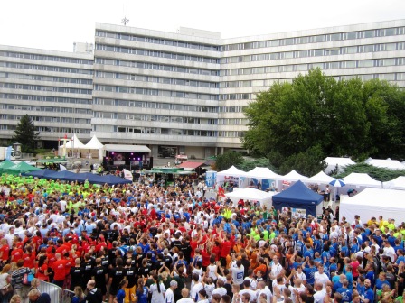 6000 Läufer auf der Brückenstraße