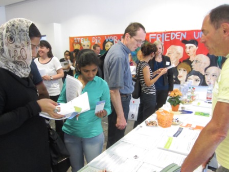 Beratung am Stand von NeLe mit Gisbert