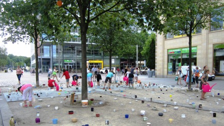 Kinder füllen Gefäße.