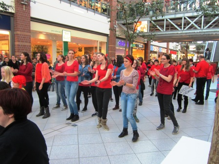 Tanzgruppe in der Sachsen-Allee