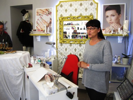 Im Wimpern- und Nagelsalon 